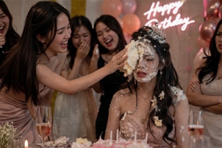 Bôi bánh kem lên mặt chủ nhân tiệc sinh nhật, thô lỗ vậy sao gọi là đùa vui