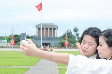 Giới trẻ rộn ràng check-in bên Lăng Bác dịp 30/4
