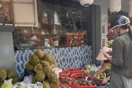 Giá sầu riêng miền Tây chạm đáy, giá bán lẻ tại TPHCM vẫn cao gấp 3-4 lần