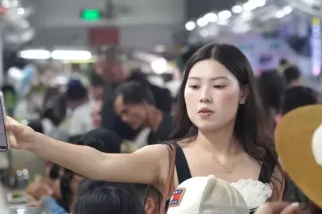 Toát mồ hôi nhìn du khách chen chân 'ăn sập' chợ Cồn Đà Nẵng