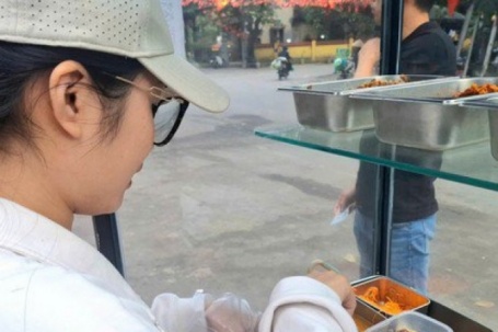 Đề xuất phạt tới 4 triệu đồng nếu để móng tay dài khi bán đồ ăn: Người bán lo lắng, người dân ủng hộ