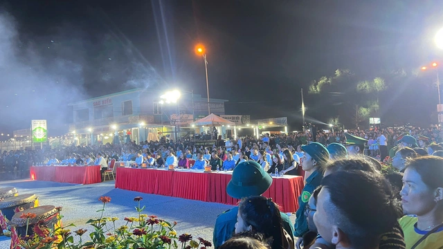 Rực rỡ pháo hoa chào mừng đại lễ 30-4 trên khắp cả nước - 17
