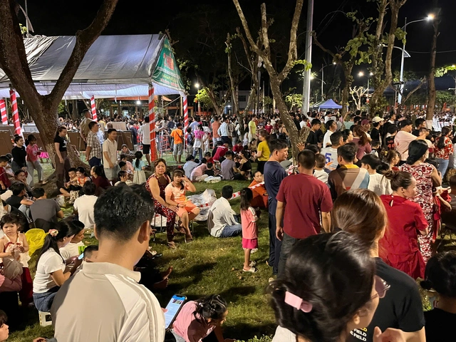 Rực rỡ pháo hoa chào mừng đại lễ 30-4 trên khắp cả nước - 28