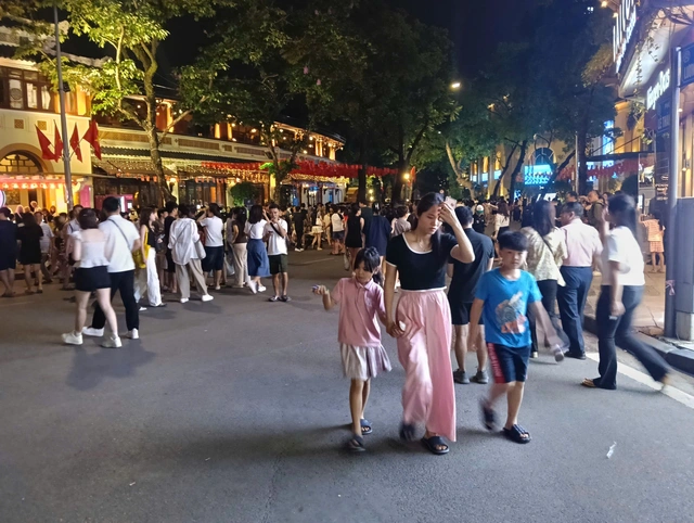 Rực rỡ pháo hoa chào mừng đại lễ 30-4 trên khắp cả nước - 38