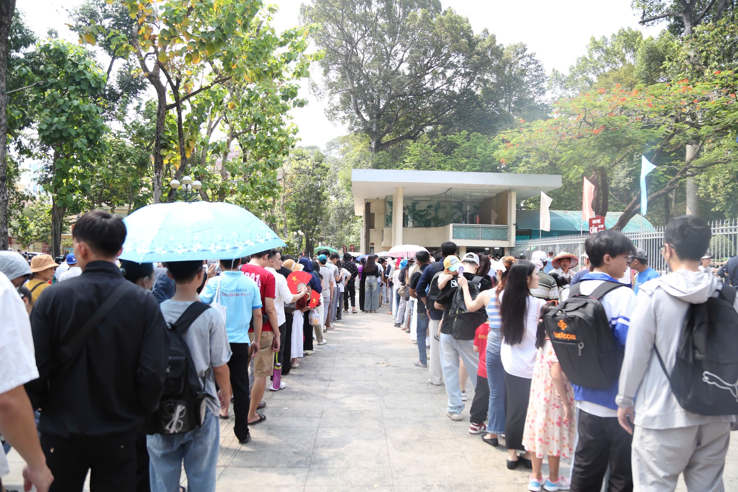 Người dân bắt đầu nô nức xuống phố, chờ xem pháo hoa - 10