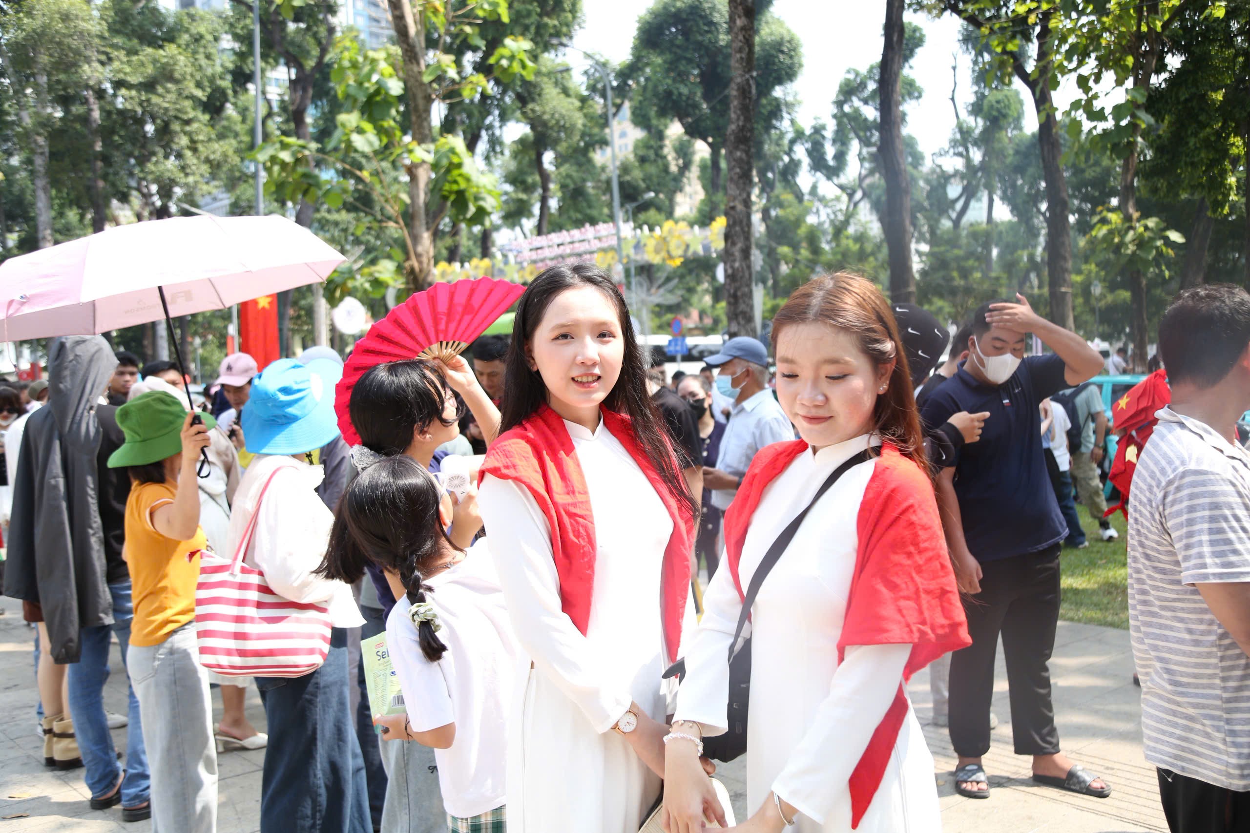 Người dân bắt đầu nô nức xuống phố, chờ xem pháo hoa - 11