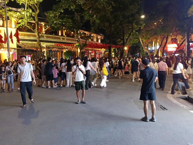Khu vực Hồ Hoàn Kiếm đông nghịt người