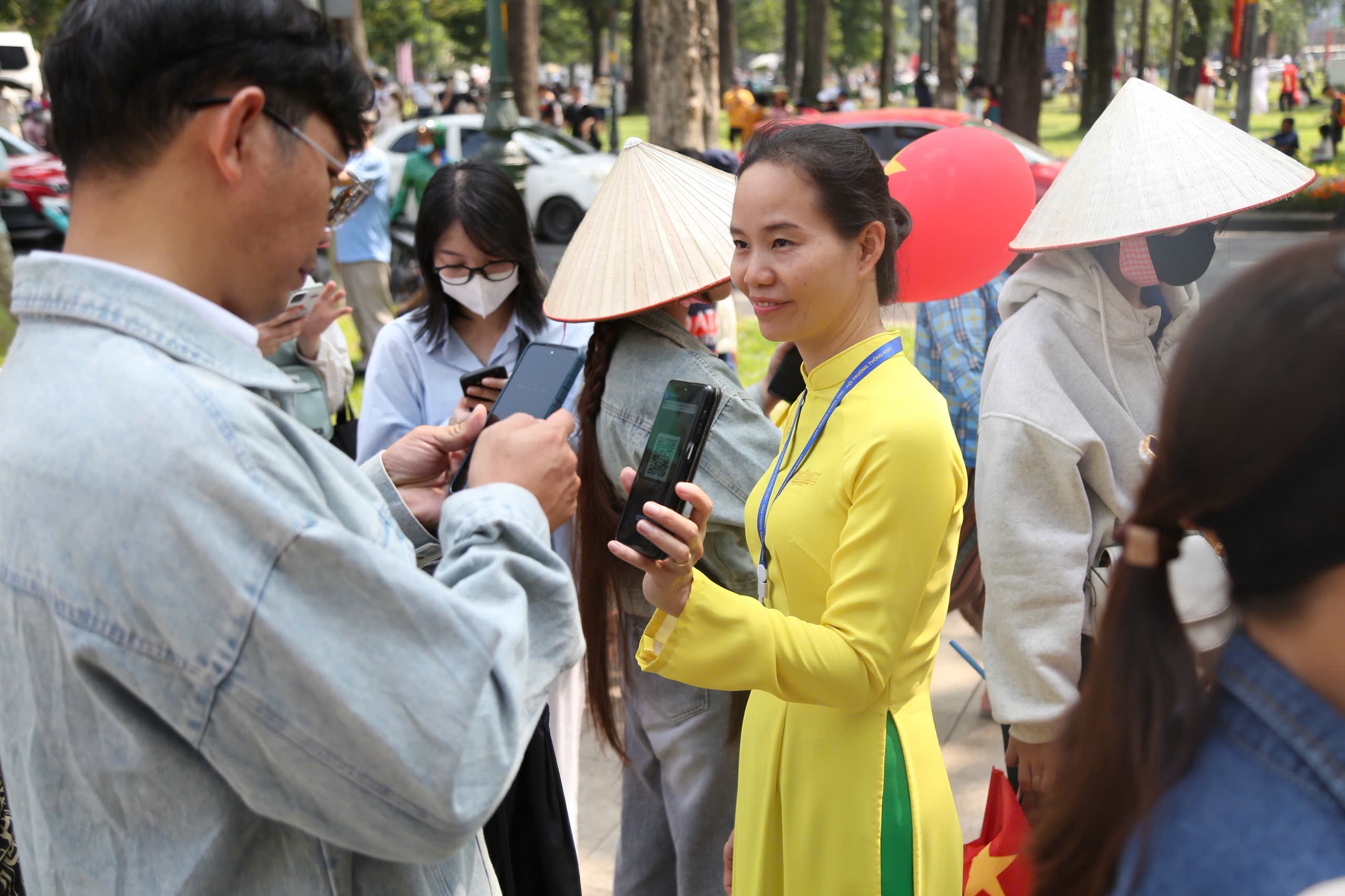 Từ 17 giờ, người dân đến đông nghịt khu vực trước cổng Hội trường Thống nhất TPHCM