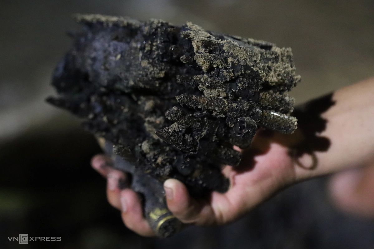 Những hiện vật, vũ khí trong xe tăng trục vớt ở biển Quy Nhơn - 10