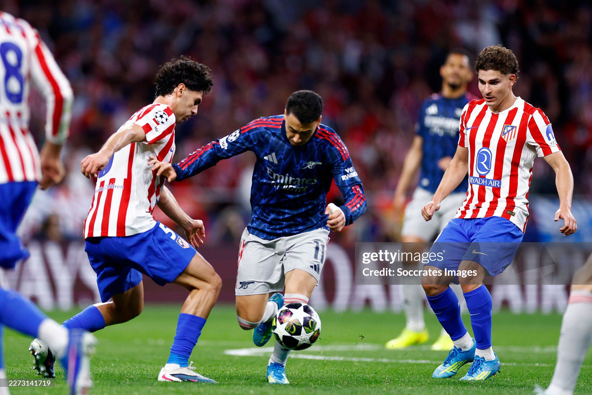 Arsenal (áo tím than) và Atletico so tài đỉnh cao