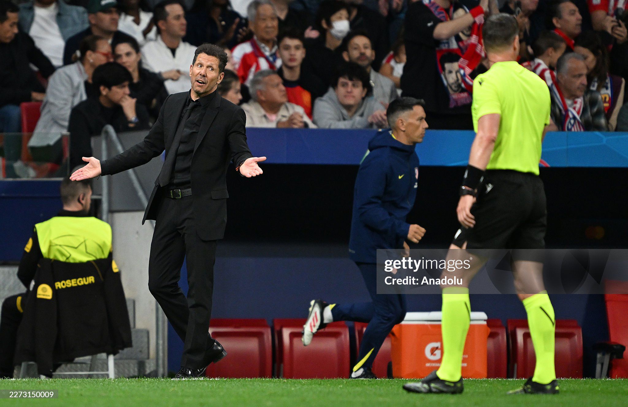 HLV Simeone biết cách để tạo ra áp lực với trọng tài