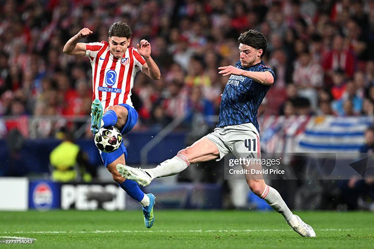 Atletico Madrid (áo đỏ trắng) và Arsenal thi đấu quyết tâm