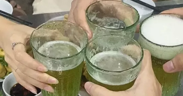 Bác sĩ hướng dẫn cách uống rượu bia ngày lễ ít gây hại
