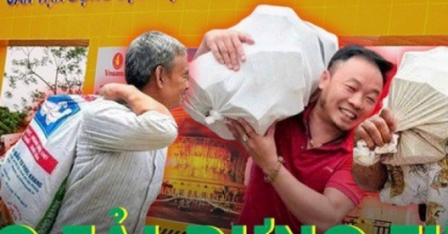 Người dân mang bao tải nhận tiền đền bù dự án O...