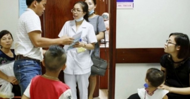 Con ốm, cả bố và mẹ cùng được nghỉ chăm và hưởng Bảo hiểm xã hội