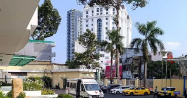 Khoảnh khắc hơn cả điện ảnh, bác sĩ tim mạch rờ...