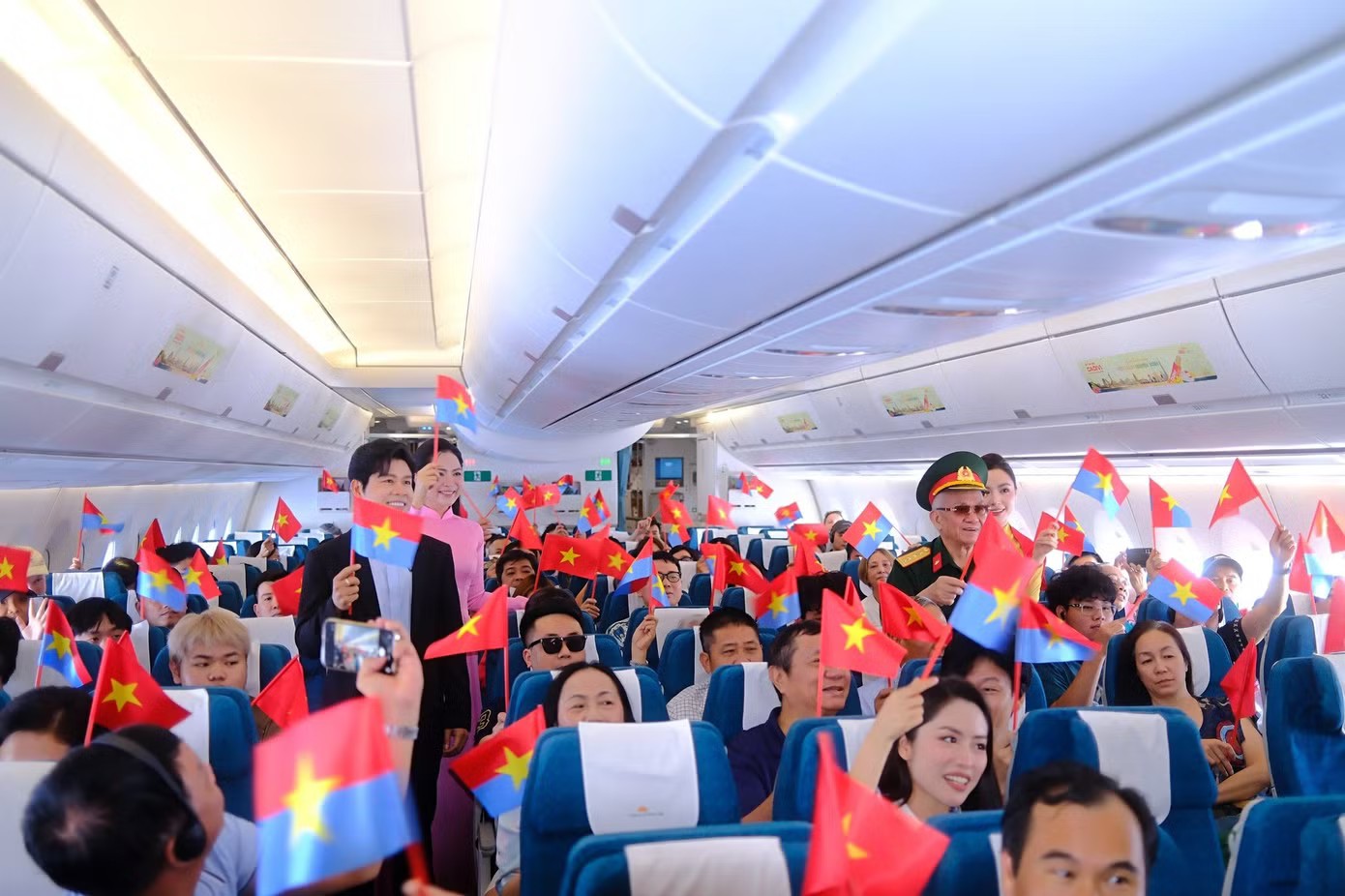 Ca sĩ Duyên Quỳnh xúc động khi có chuyến bay đặc biệt nhân kỷ niệm 51 năm Ngày Giải phóng miền Nam 30/4/1975.