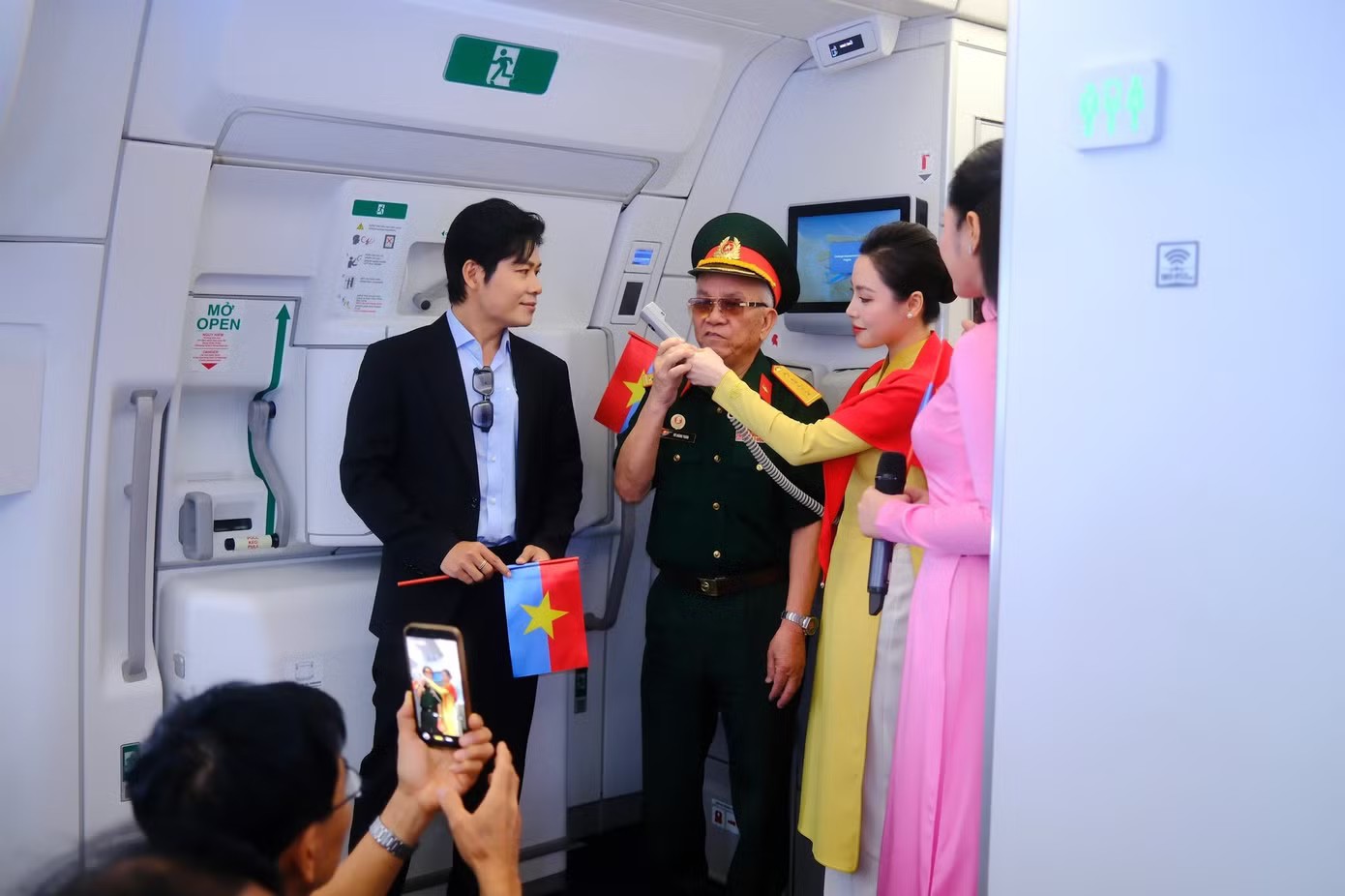 Ca sĩ Duyên Quỳnh xúc động khi có chuyến bay đặc biệt nhân kỷ niệm 51 năm Ngày Giải phóng miền Nam 30/4/1975.