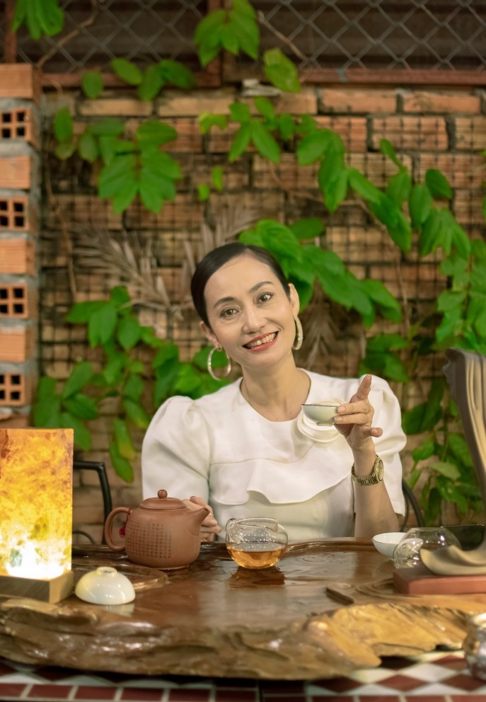 Chị vẫn giữ thói quen xem phim, cà phê hoặc lang thang trên chiếc xe quen đến 1 vùng biển nào đó. Nghệ sĩ thích 1 mình, tận hưởng cảm giác cô độc.