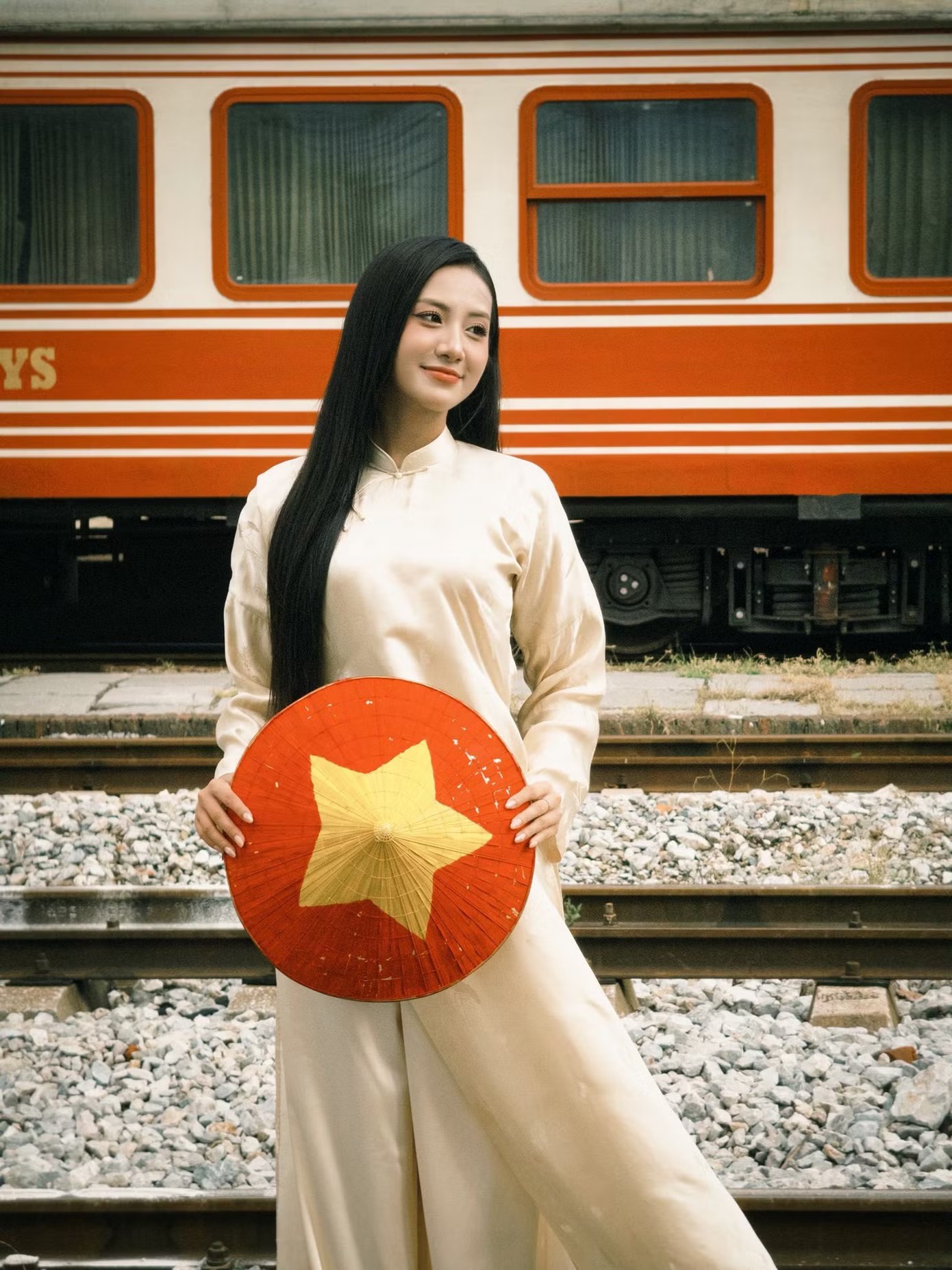 Hoa hậu, á hậu diện áo dài kỷ niệm 51 năm ngày Giải phóng miền Nam, thống nhất đất nước - 1