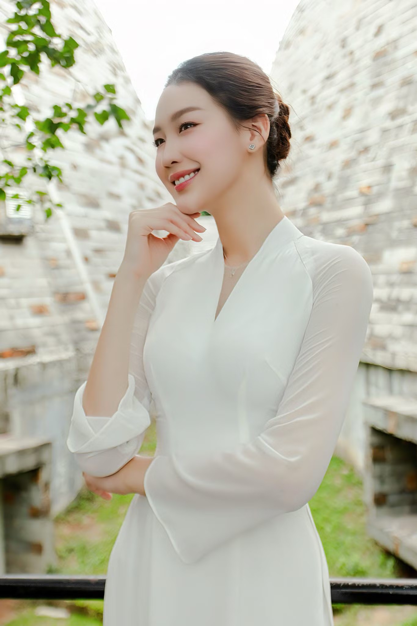 Hoa hậu, á hậu diện áo dài kỷ niệm 51 năm ngày Giải phóng miền Nam, thống nhất đất nước - 17