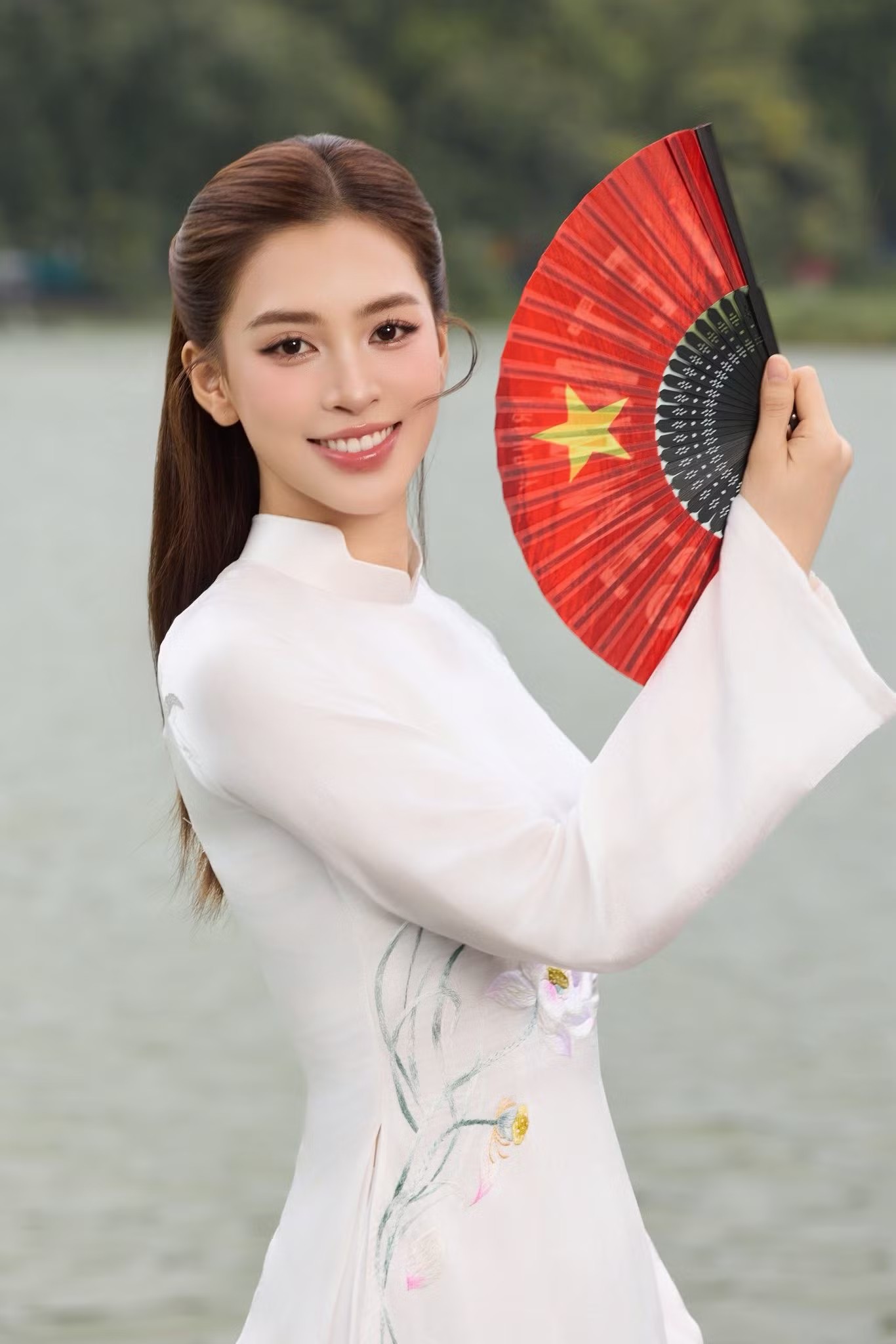 Hoa hậu, á hậu diện áo dài kỷ niệm 51 năm ngày Giải phóng miền Nam, thống nhất đất nước - 8