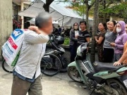 Người dân mang bao tải đựng tiền đền bù đất dự án Olympic