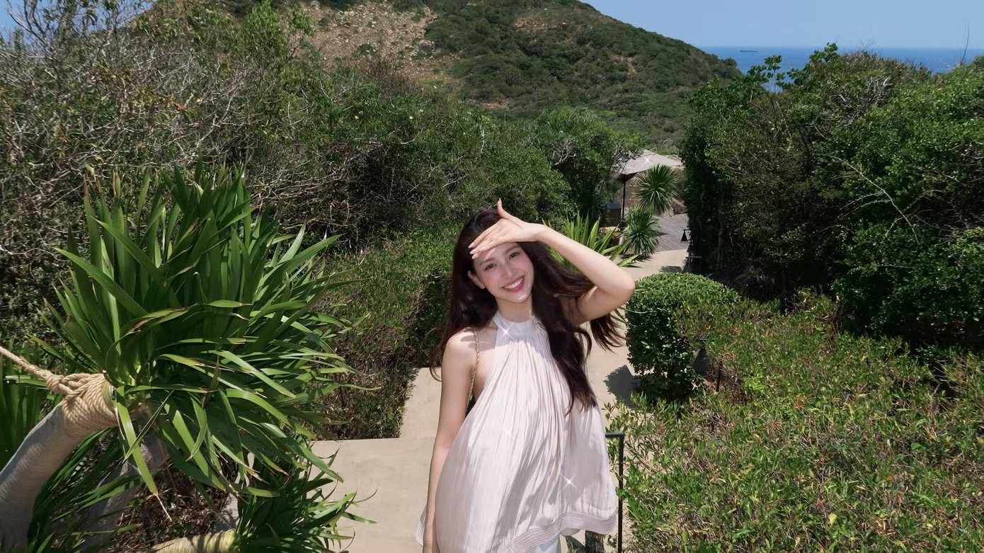 Các nàng hậu lên đồ chào Hè rực rỡ: Hà Trúc Linh khoe hình thể khỏe khoắn - 3