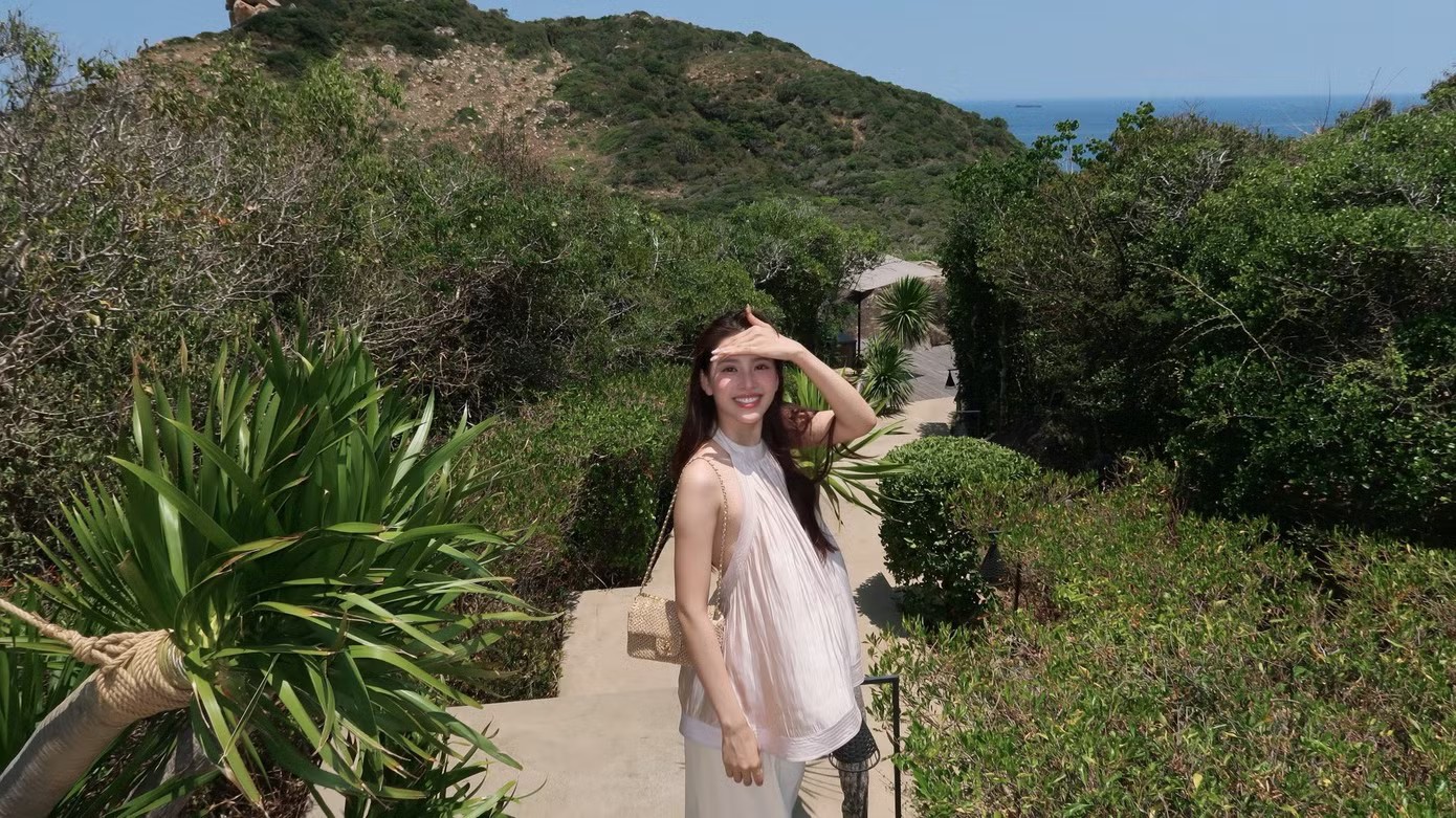 Các nàng hậu lên đồ chào Hè rực rỡ: Hà Trúc Linh khoe hình thể khỏe khoắn - 4