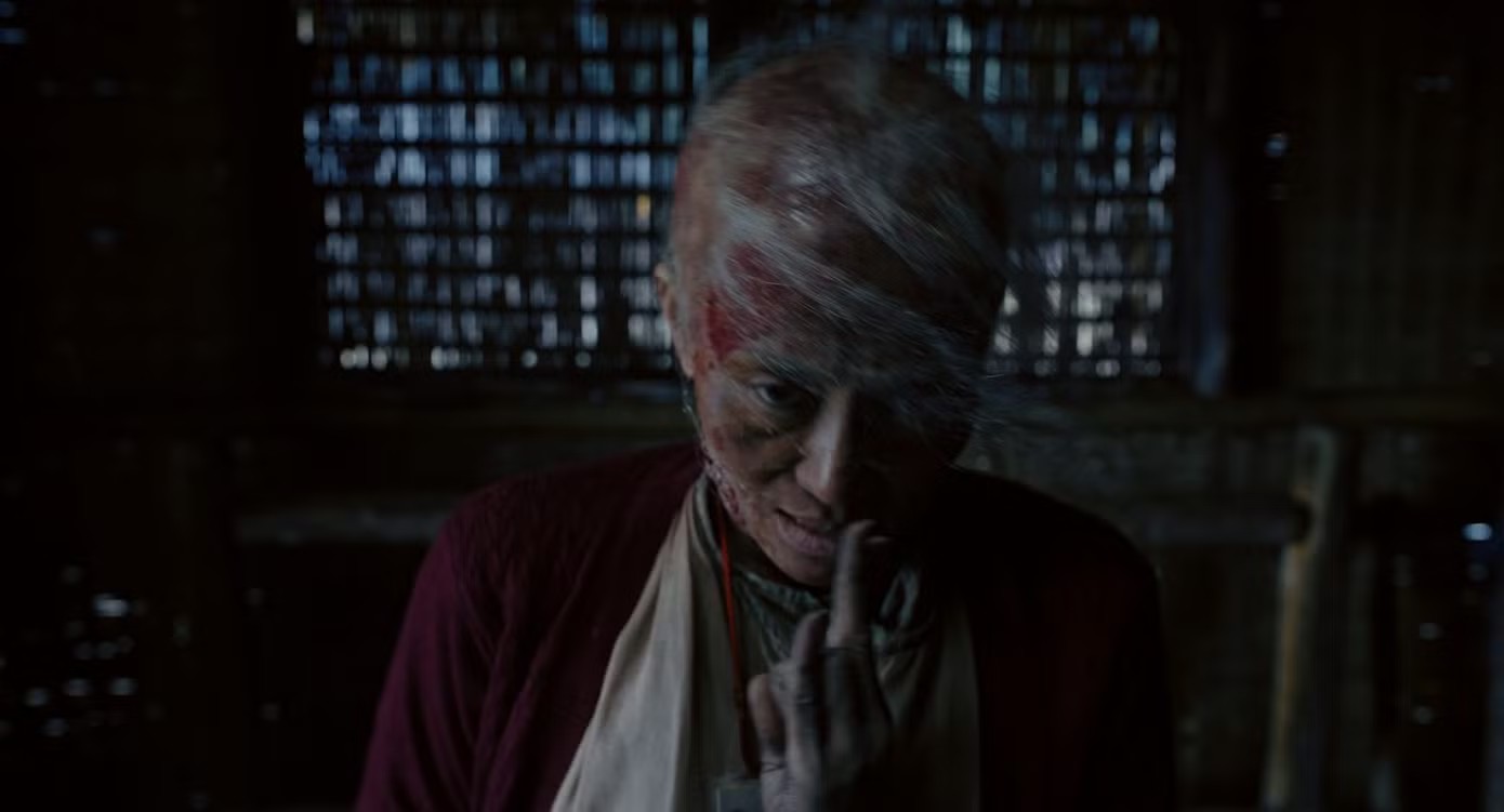 Trong phim, nữ nghệ sĩ đảm nhận vai bà Huỳnh - pháp sư trừ tà lão luyện, nhân vật giữ vai trò then chốt trong hành trình hóa giải lời nguyền Phí Phông.