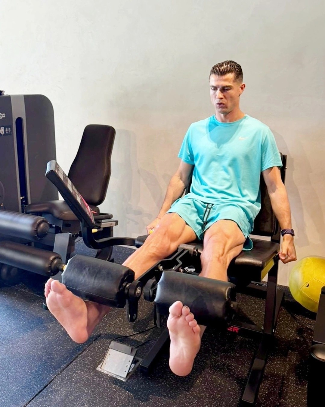 Phong cách đi tập của siêu sao Ronaldo - 12
