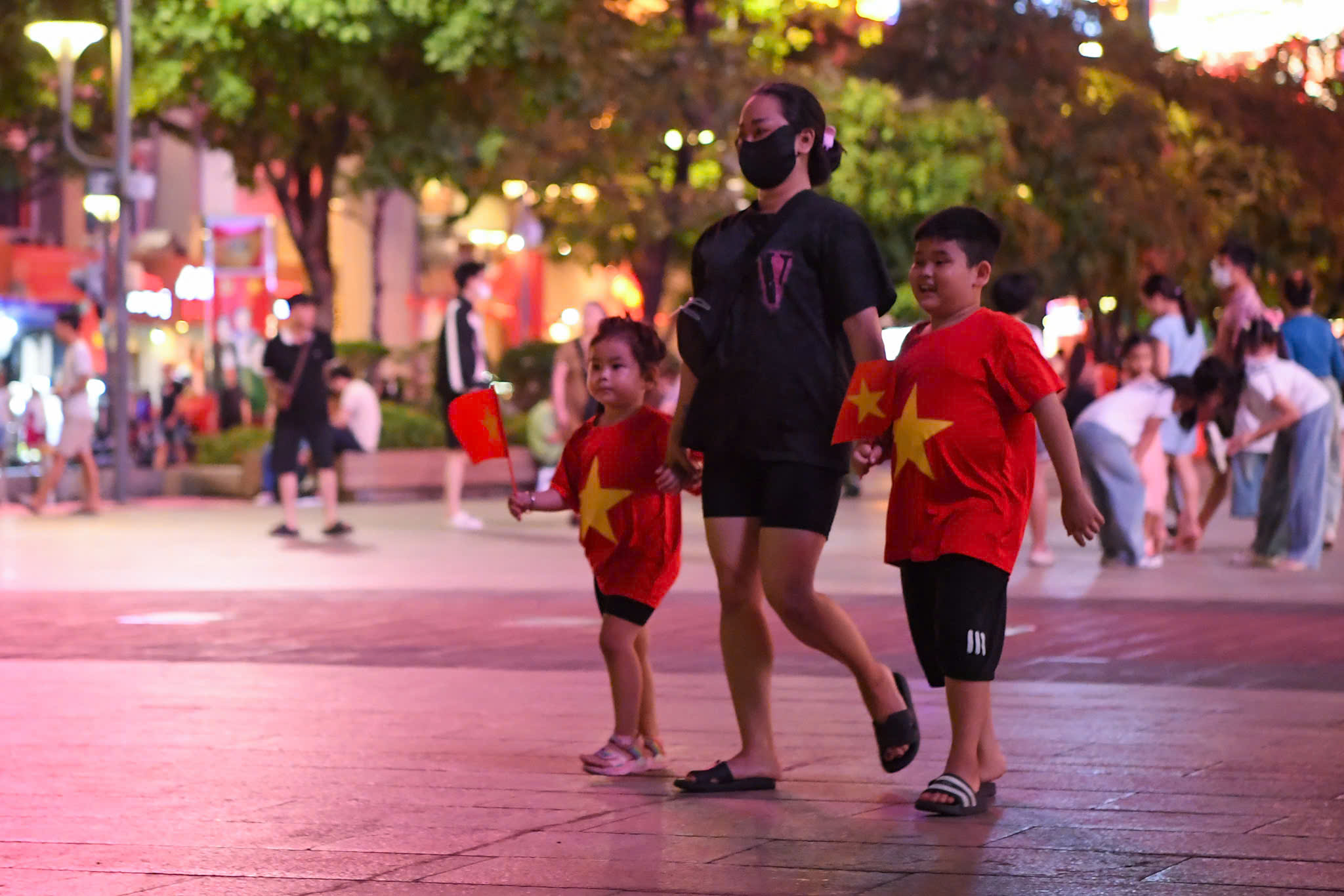 Người dân bắt đầu nô nức xuống phố, chờ xem pháo hoa - 1