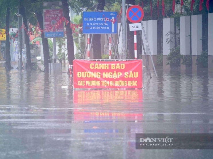 Trong kế hoạch bảo đảm thoát nước, chống úng ngập khu vực nội thành trong mùa mưa năm 2026, UBND TP Hà Nội yêu cầu bố trí và vận hành hợp lý xe bơm di động nhằm tăng cường khả năng tiêu thoát cho hệ thống hiện trạng đối với đường Võ Chí Công. Ảnh: Thành An