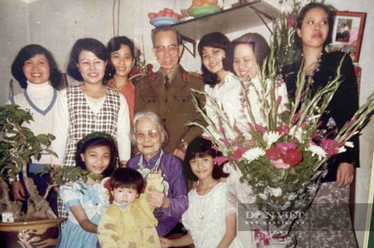 Gia đình ông Đức, bà Thanh cùng con cháu tại Hà Nội. Ảnh: GĐCC