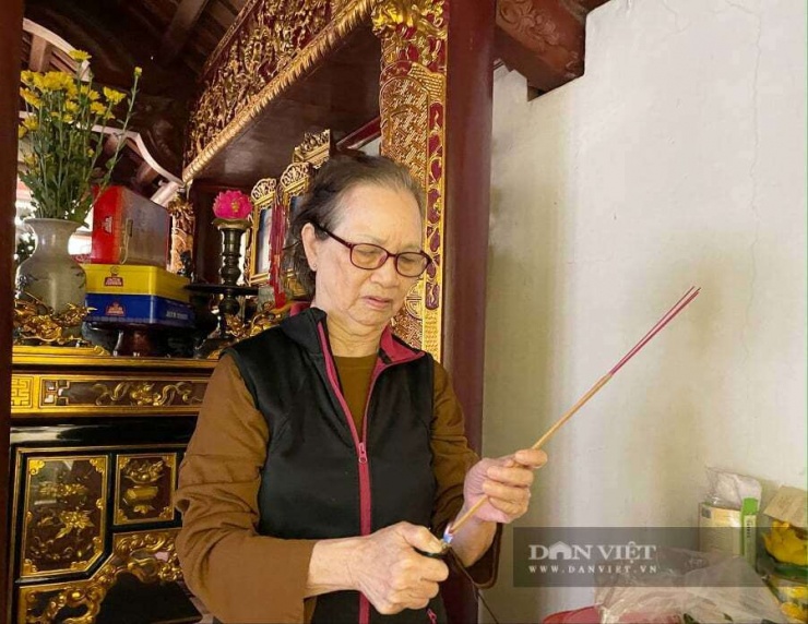 Hằng ngày bà Giang lui tới nhà tưởng niệm lo hương khói cho cha mẹ. Ảnh: Gia Khiêm