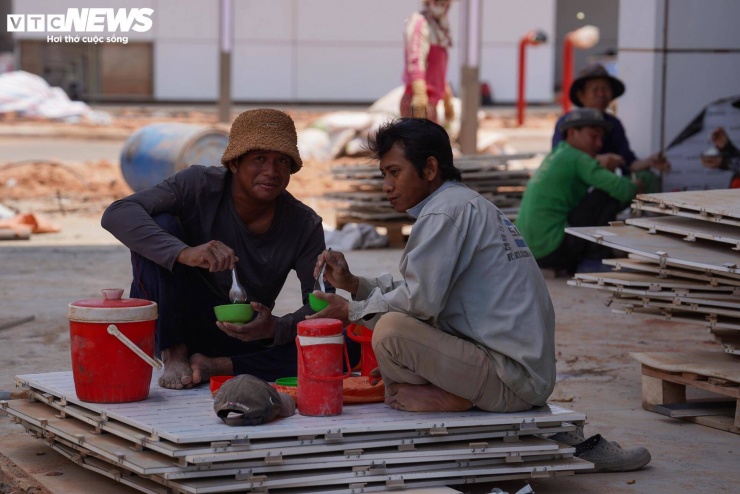 Những bữa cơm diễn ra vội vàng, giản dị nhưng ấm áp.