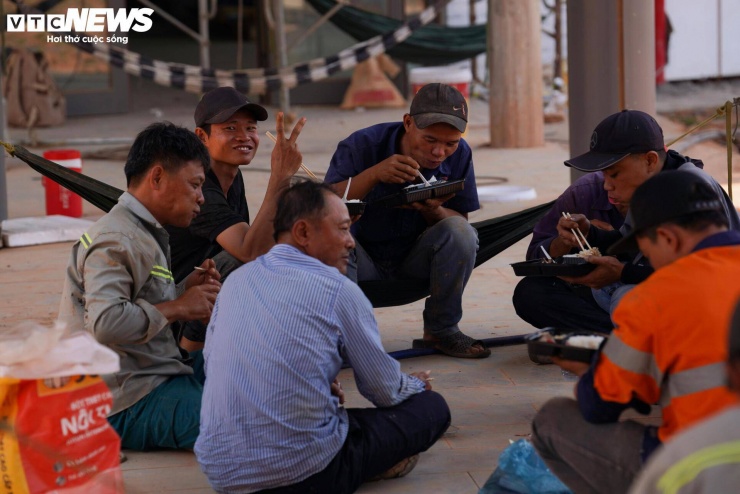 Tiếng cười nói xen lẫn trong không khí oi bức phần nào xua đi nỗi mệt mỏi và nhớ nhà.