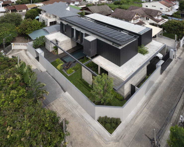Biệt thự 640 m2 thông thoáng với thiết kế 'trên kín dưới hở' - 1