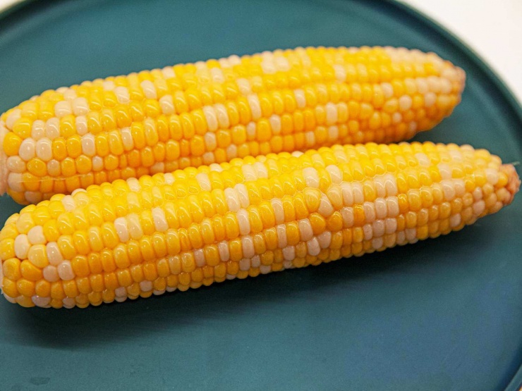 Ngô luộc là một món ăn sáng quen thuộc, tiện lợi.