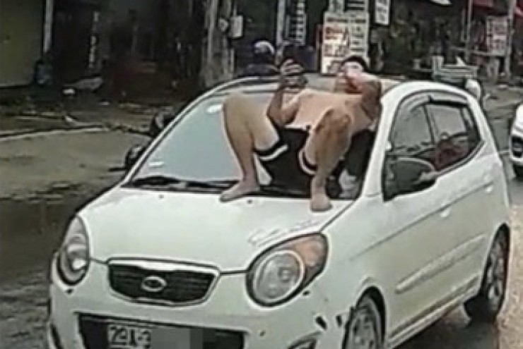 Bị đòi lại xế hộp, con rể cởi trần nằm trên nắp capo che kính lái khi bố vợ lái xe