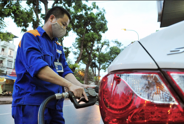 Chỉ 2 tháng, giá xăng dầu được điều chỉnh tới 17 lần. Ảnh: Nam Khánh