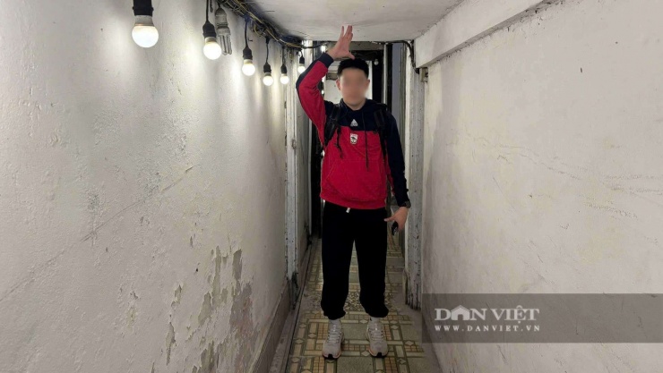 Trần lối vào căn nhà chỉ khoảng 190 cm. Ảnh: Phương Thảo