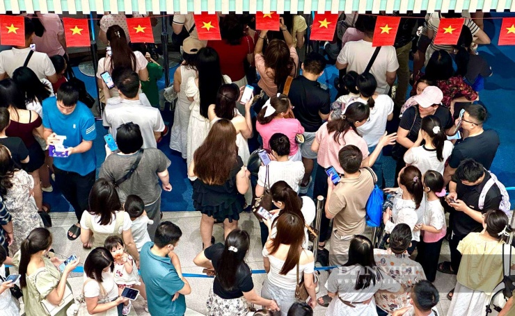 Chị Hoàng Thị Giang (Phường Cầu Giấy, Hà Nội) chia sẻ: "Cả gia đình tôi định đi thuỷ cung xong sẽ ăn luôn trưa ở trong này, tuy nhiên tình hình người dân xếp hàng thế này đông quá nên chúng tôi sẽ đi loanh quanh rồi chờ đến giờ ăn trưa".