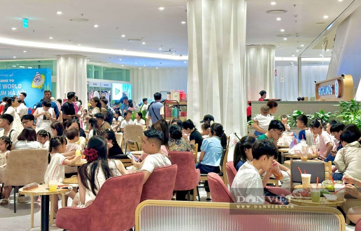 Tại khu ẩm thực, hầu hết các nhà hàng đều kín bàn. Nhiều gia đình phải chờ từ 20–40 phút mới có chỗ ngồi.&nbsp;