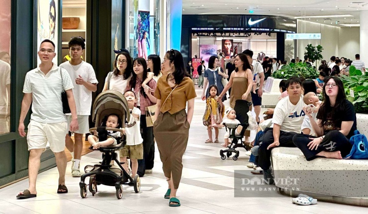 Càng về trưa và chiều, lượng người đến vui chơi ngày một đông.