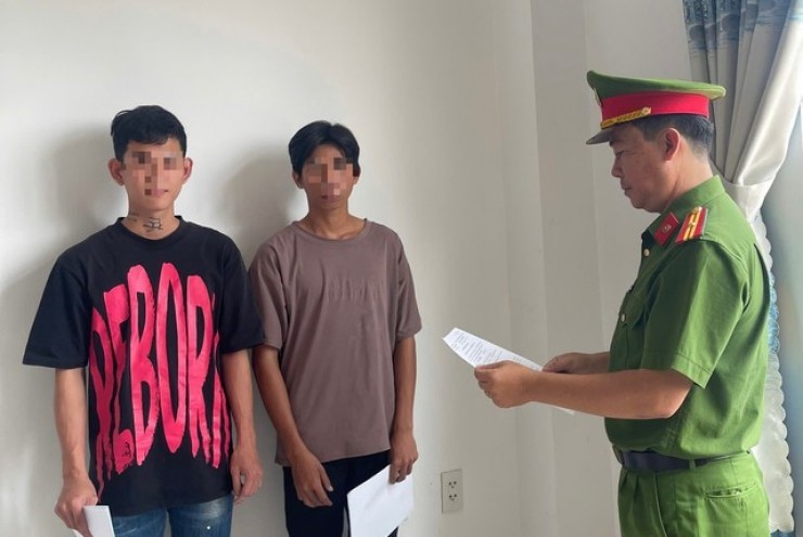 Người phụ nữ bị nhóm thiếu niên ném bom xăng vào nhà