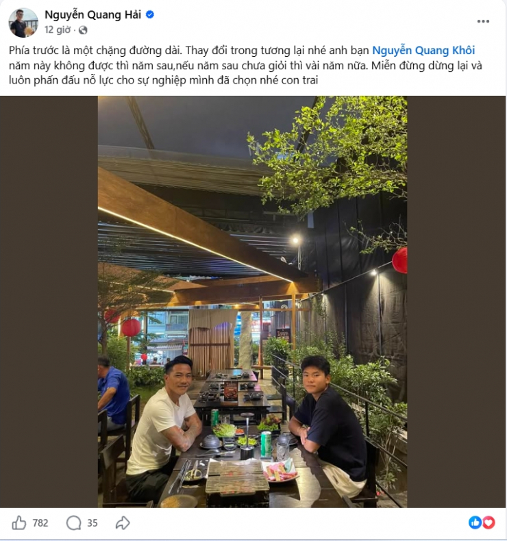 Cựu tuyển thủ Nguyễn Quang Hải động viên con trai Nguyễn Lê Quang Khôi. (Ảnh: Chụp màn hình)