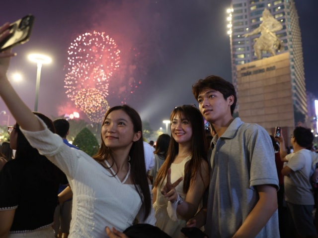 Người dân mãn nhãn với màn pháo hoa tầm cao tối 30/4