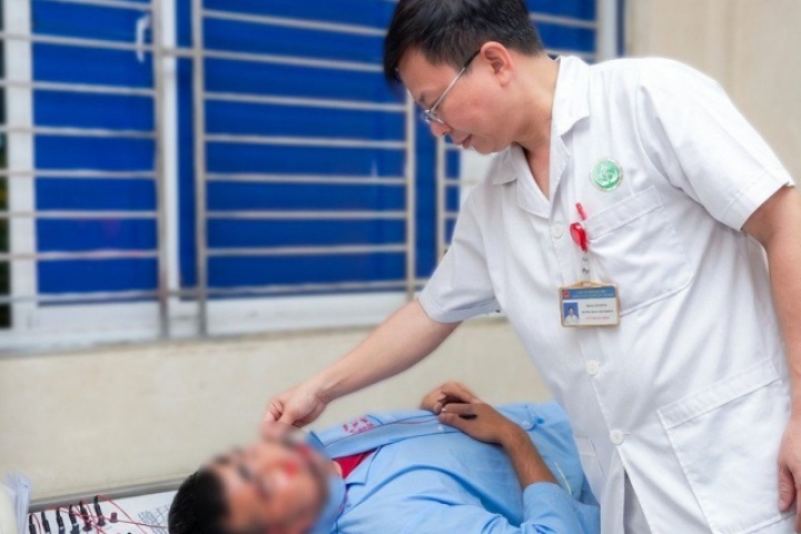Người đàn ông 40 tuổi bị liệt mặt thừa nhận 1 sai lầm trong lúc nằm điều hòa: Ai có thói quen này cần bỏ ngay