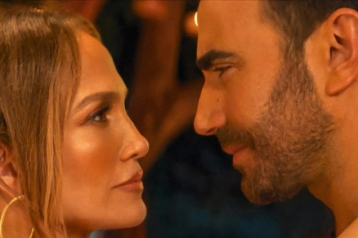Jennifer Lopez gây chú ý với cảnh 'nóng' bên bạn trai tin đồn